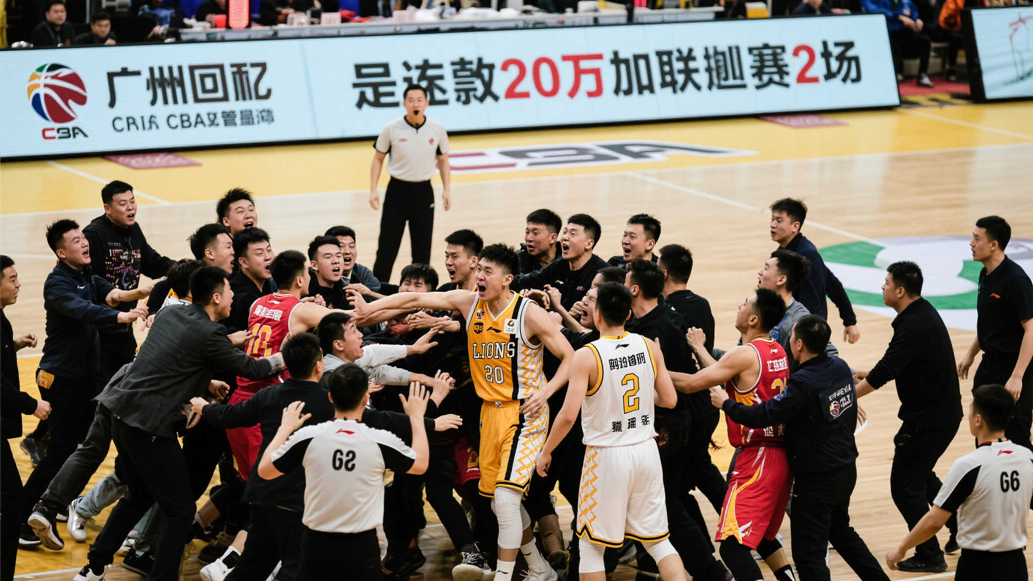 CBA重拳出击:广厦被罚20万+停赛2场,涉事球迷已被拘留 CBA重拳出击:广厦被罚20万+停赛2场,涉事球迷已被拘留