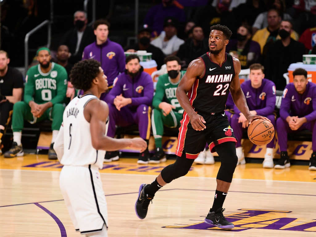 湖人9战7负濒临附加赛:詹眉孤军奋战,替补无力支撑 湖人9战7负濒临附加赛:詹眉孤军奋战,替补无力支撑