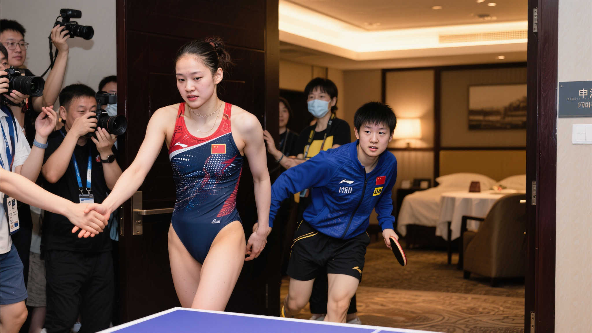 王楚钦外出用餐引围观,大妈凝视难脱身,队友护航助解围 王楚钦外出用餐引围观,大妈凝视难脱身,队友护航助解围